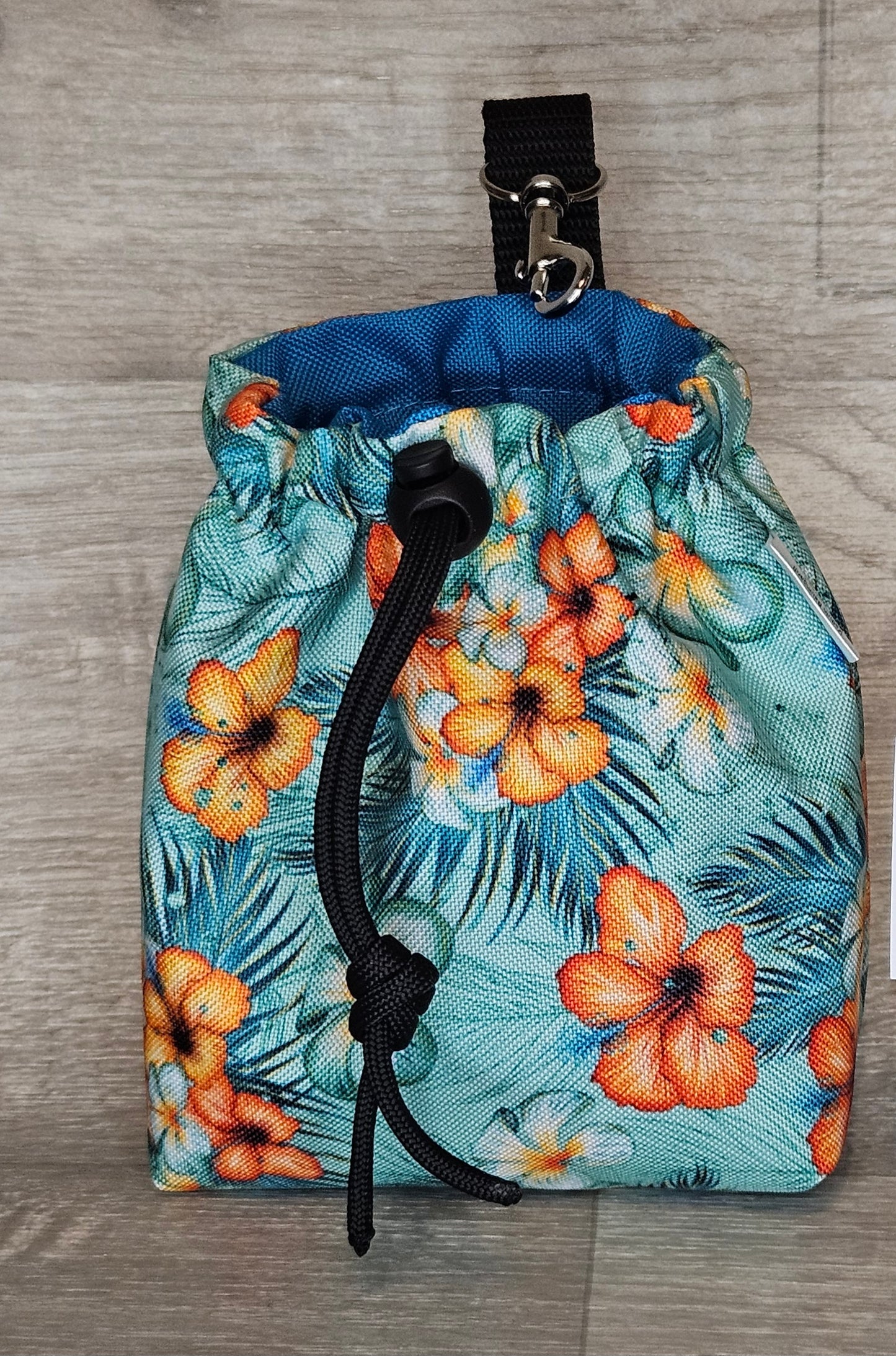 Snackbeutel, verschließbar innenfarbe blau und Außenfarbe grün mit einem Blumenmuster- bacai-design.de