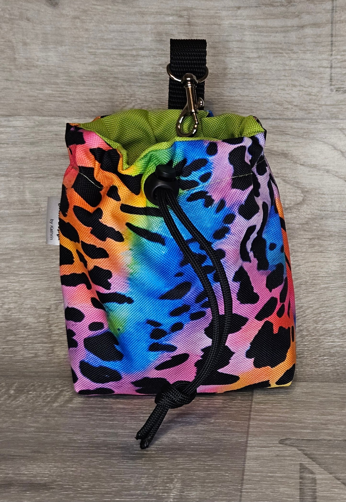 Snackbeutel, verschließbar, Außenfarbe mehrfarbig mit schwarzen Elementen, Innenfarbe grün - bacai-design.de