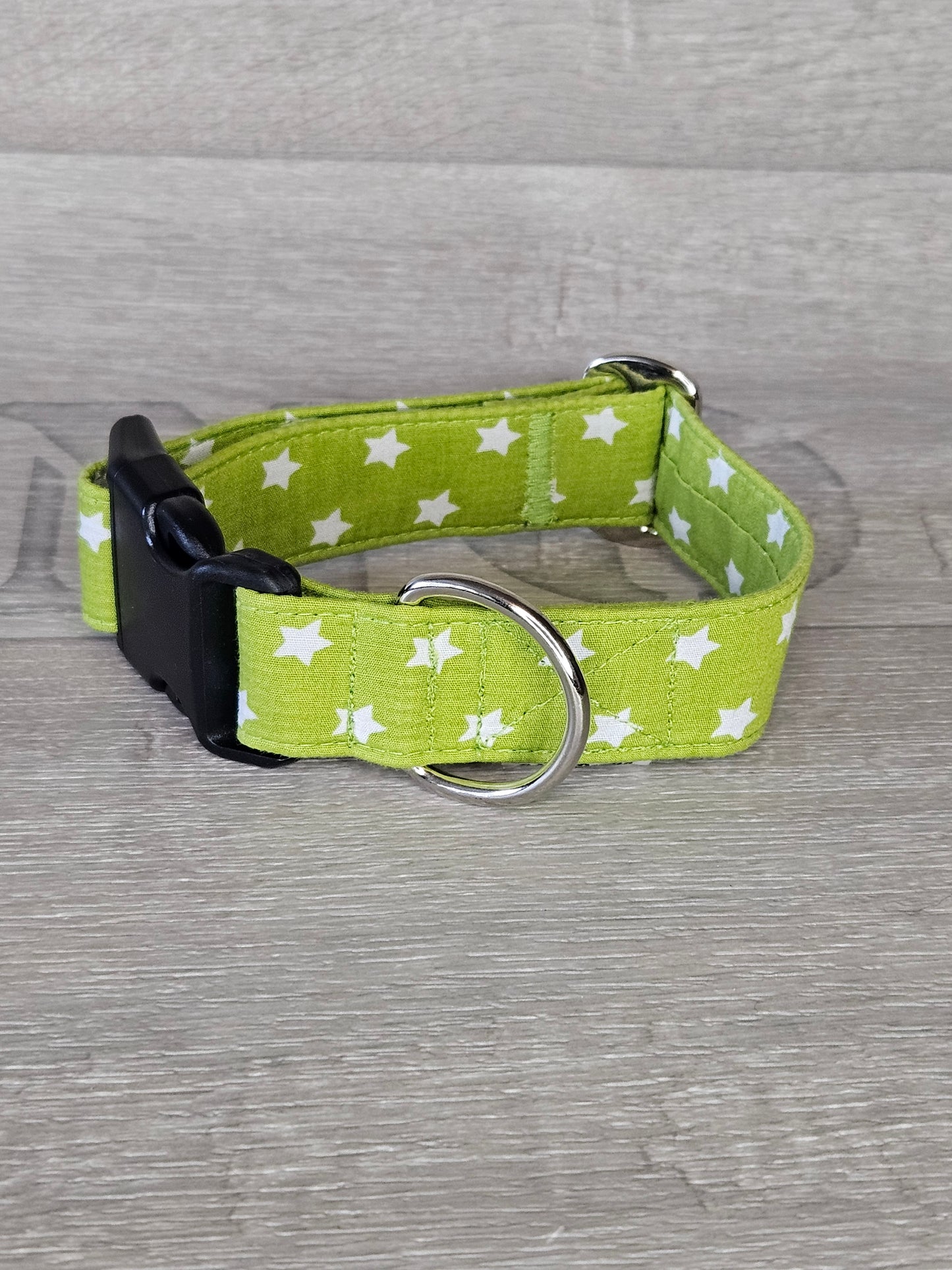 Halsband Green Star Halsumfang von 26-39 cm, Farbe grün mit weißen Sternen, verstellbar, waschbar, handgemacht - bacai-design.de