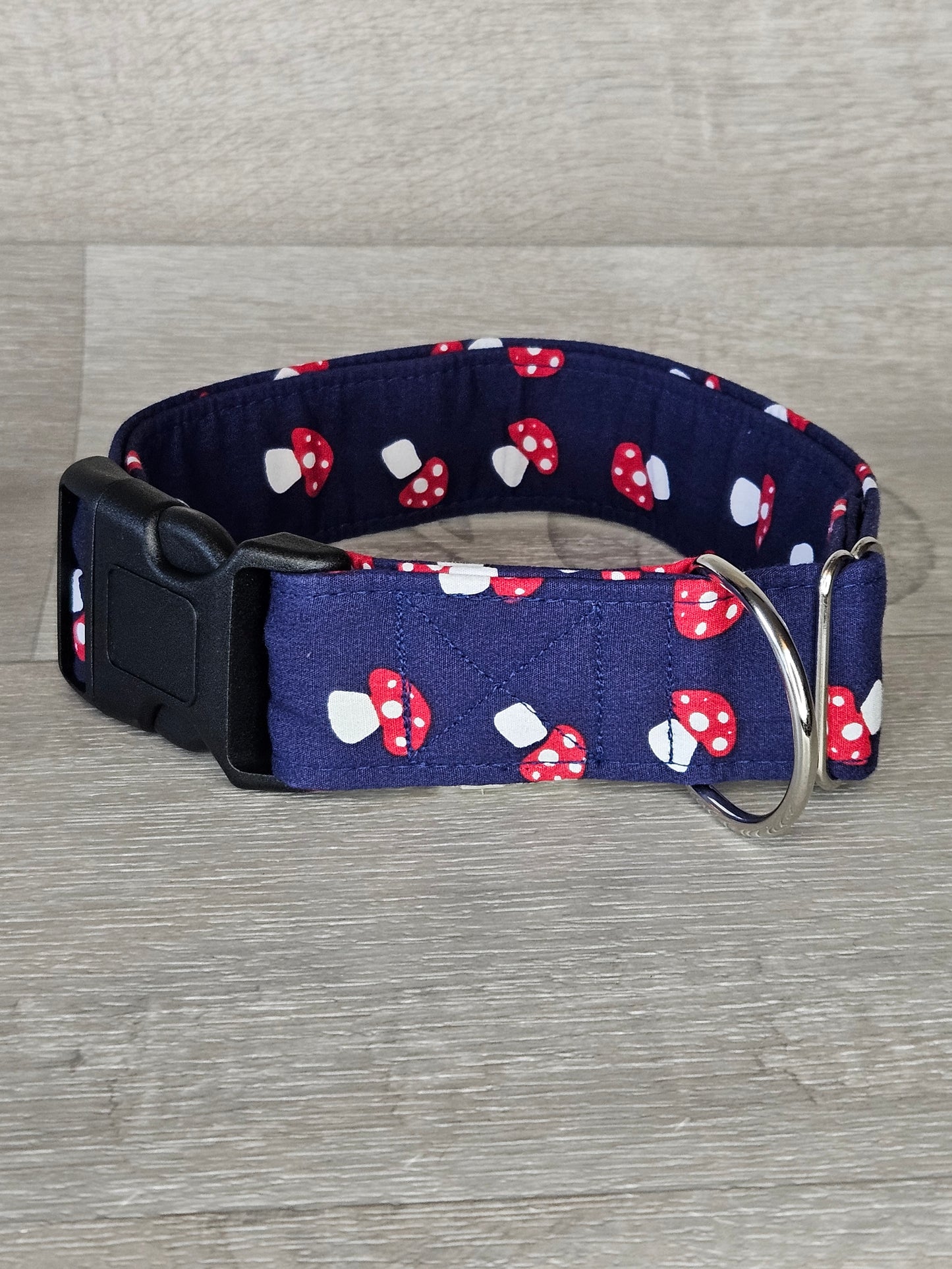 Halsband Fliegenpilz Halsumfang 42-65 cm, blauer Stoff mit Pilzmotiv, verstellbar, handgemacht - bacai-design.de