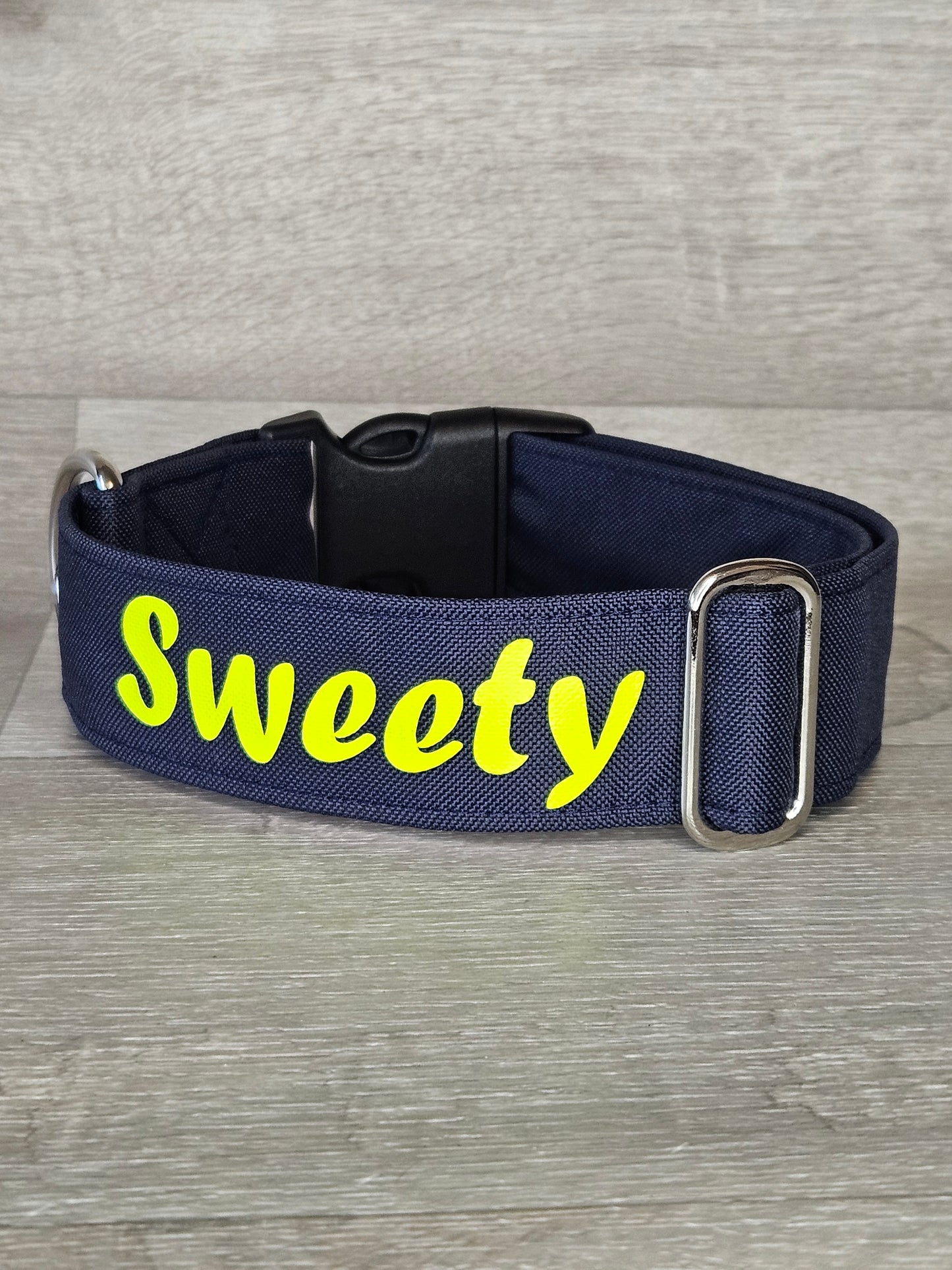 Halsband Sweety`s Strahleband Halsumfang 37-59 cm, blauer Stoff mit der gelben Aufschrift Sweety, handgemacht, verstellbar, waschbar - bacai-design.de