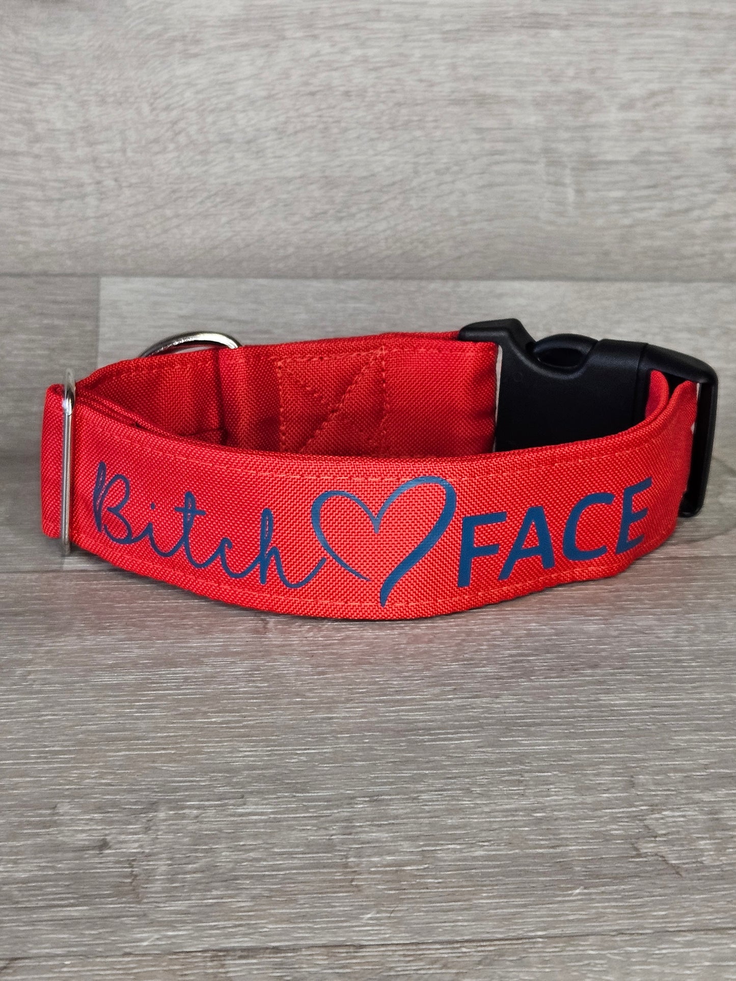 Halsband Drama Queen Deluxe Halsumfang 39-58 cm, roter Stoff mit der Aufschrift BitchFace, waschbar, handgemacht, verstellbar - bacai-design.de