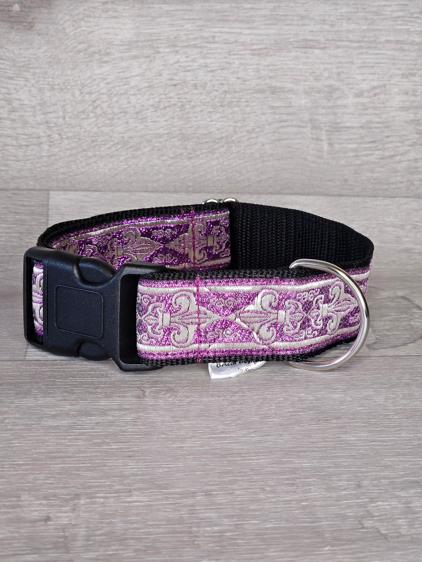 Halsband Fleur de Wuff Halsumfang 35-58 cm, lila Stoff mit schwarzem Rand und orientalischen Motiven in Silber, verstellbar, waschbar, handgemacht - bacai-design.de