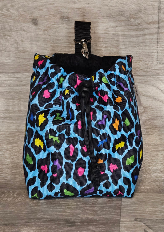 Snackbeutel, verschließbar, Außenfarbe blau mit buntem Muster, Innenfarbe schwarz - bacai-design.de