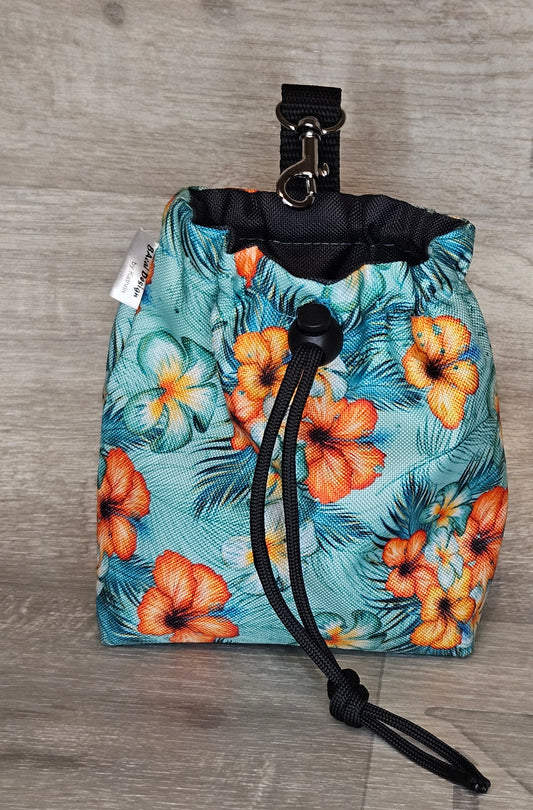 Snackbeutel, verschließbar, Außenfarbe grün mit Blumen, Innenfarbe schwarz - bacai-design.de