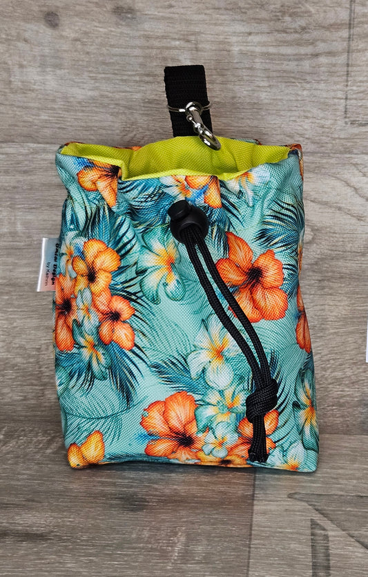 Snackbeutel, verschließbar, Außenfarbe grün mit bunten Blumen, Innenfarbe grün - bacai-design.de