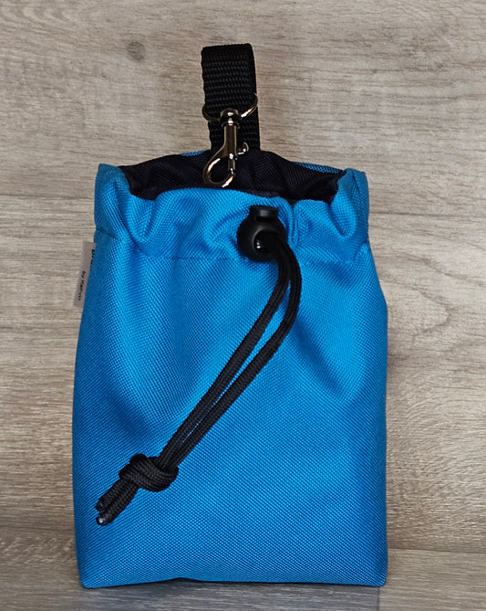 Snackbeutel, Lekkerli, Außenfarbe blau, Innenfarbe schwarz, Verschluss, waschbar, handgemacht- bacai-design.de