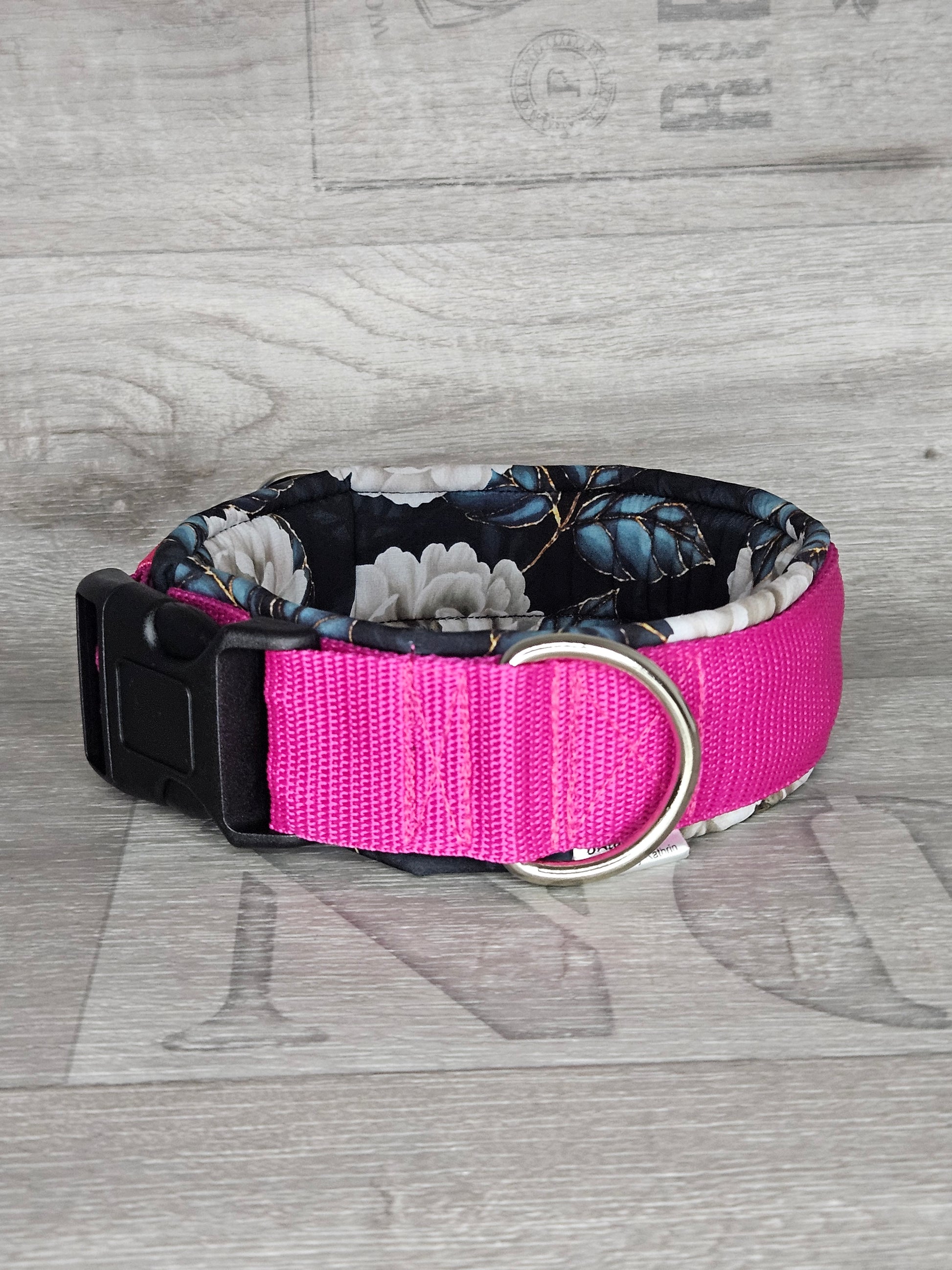 Hundehalsband Soft Midnight Bloom Halsumfang 43-46 cm blaue Blumen mit pink - bacai-design.de