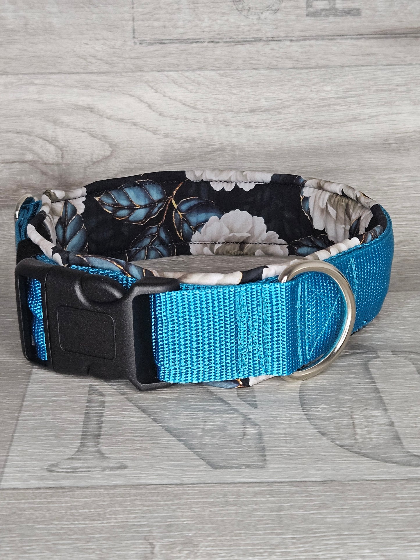 Hundehalsband Soft Floral Blue Halsumfang 49-52 cm, blau weiße Blumen - bacai-design.de