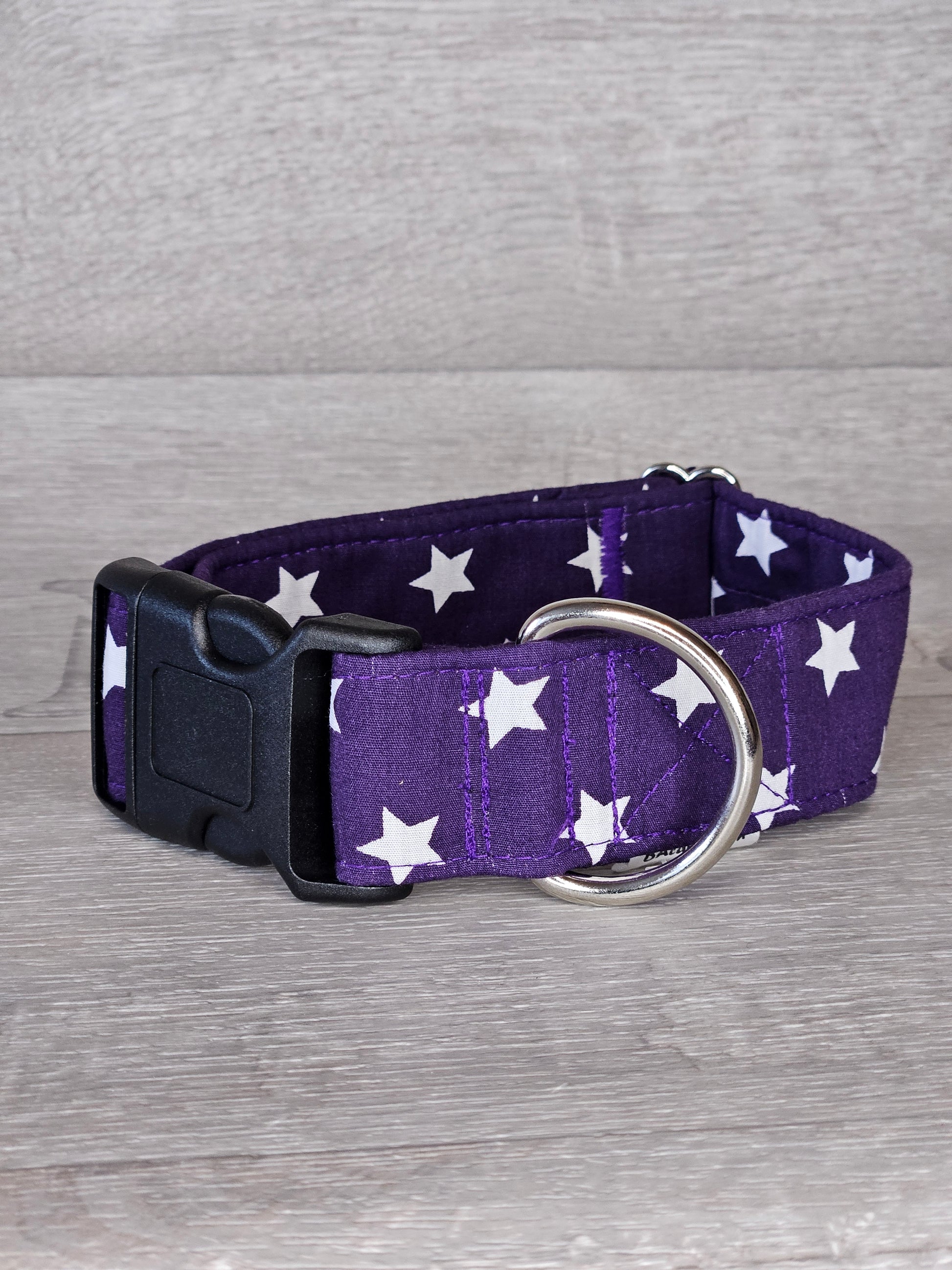 Halsband LiLaStar Halsumfang 31-53 cm, Farbe lila, mit weißen Sternen, verstellbar - bacai-design.de