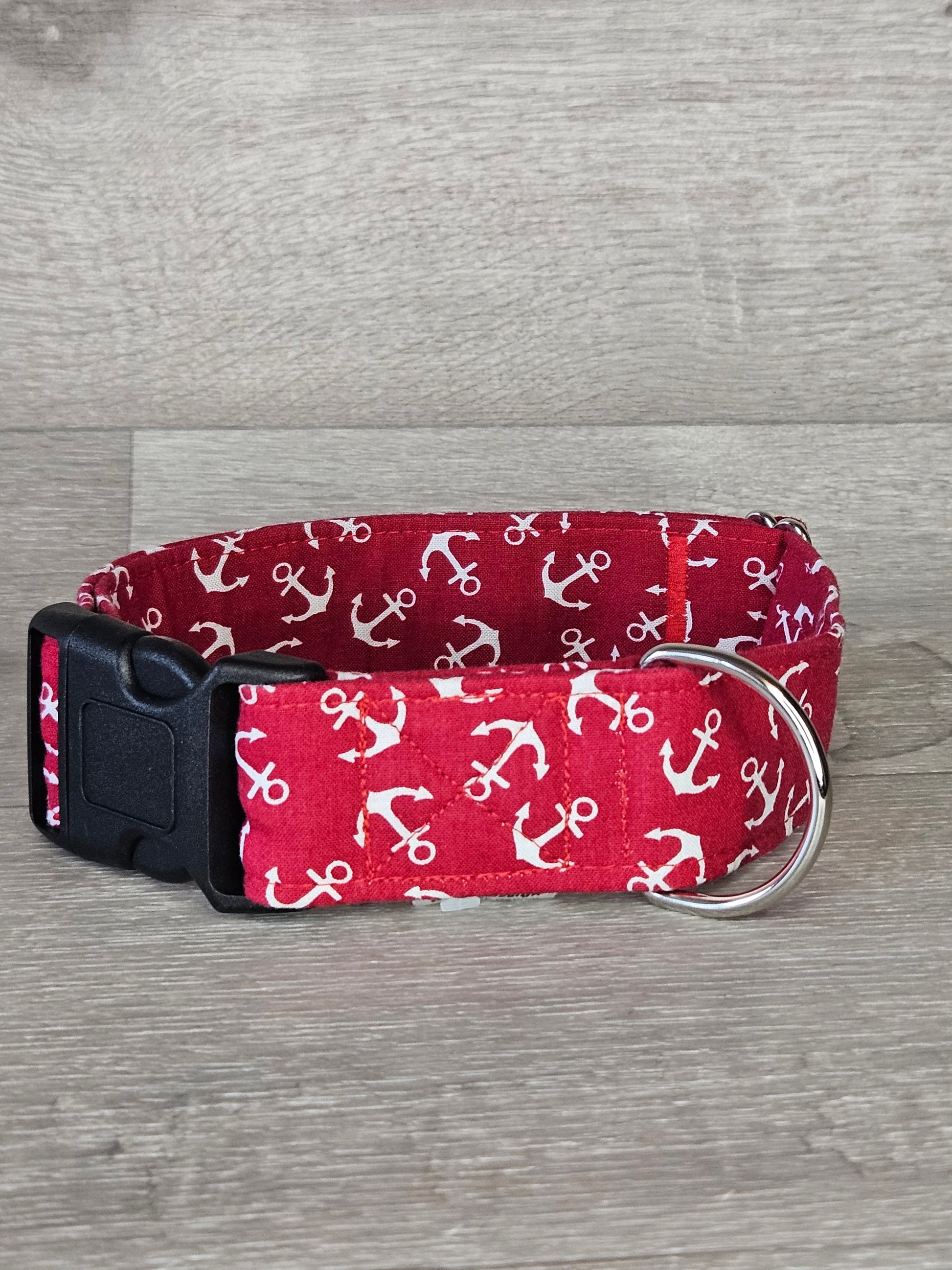 Halsband Ankerliebe Halsumfang 35-52 cm, roter Stoff mit weißen Ankern, verstellbar - bacai-design.de