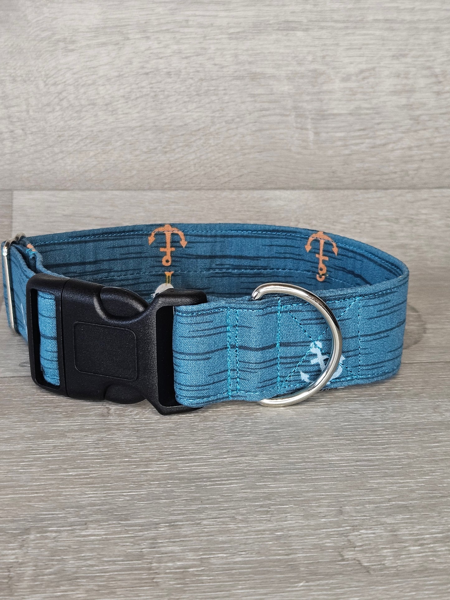 Halsband AnkerBuddies Halsumfang 35-55 cm, blauer Stoff mit Ankern, verstellbar, waschbar, handgemacht  - bacai-design.de