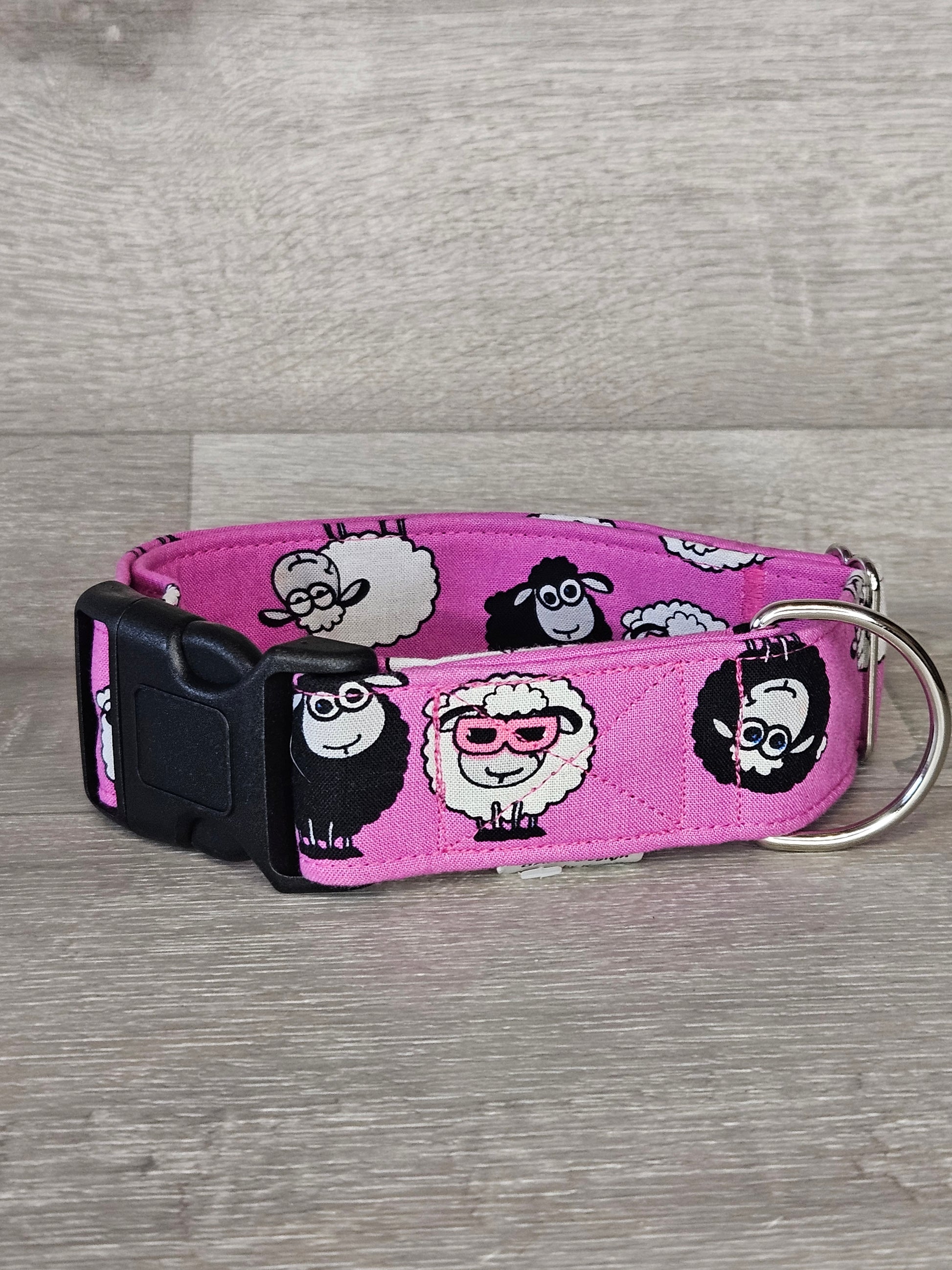 Halsband SchafStyleDeluxe Halsumfang 39-62 cm, pink mit schwarz-weißen Schaafen, verstellbar, waschbar, handgemacht - bacai-design.de