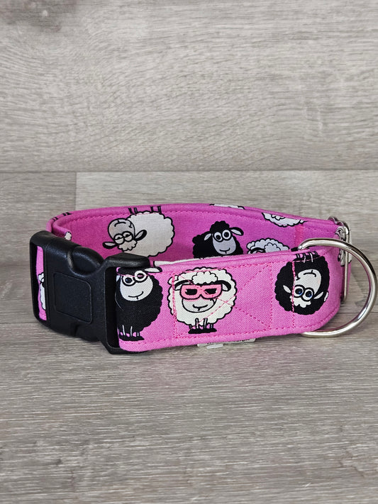 Halsband SchafStyleDeluxe Halsumfang 39-62 cm, pink mit schwarz-weißen Schaafen, verstellbar, waschbar, handgemacht - bacai-design.de