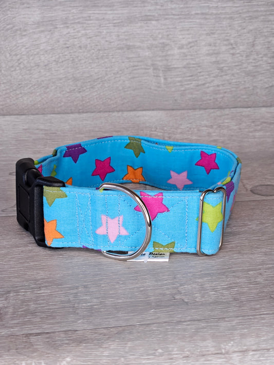 Halsband BlueStar Halsumfang 44-65 cm, hellblauer Stoff mit bunten Sternen, verstellbar, handgemacht - bacai-design.de