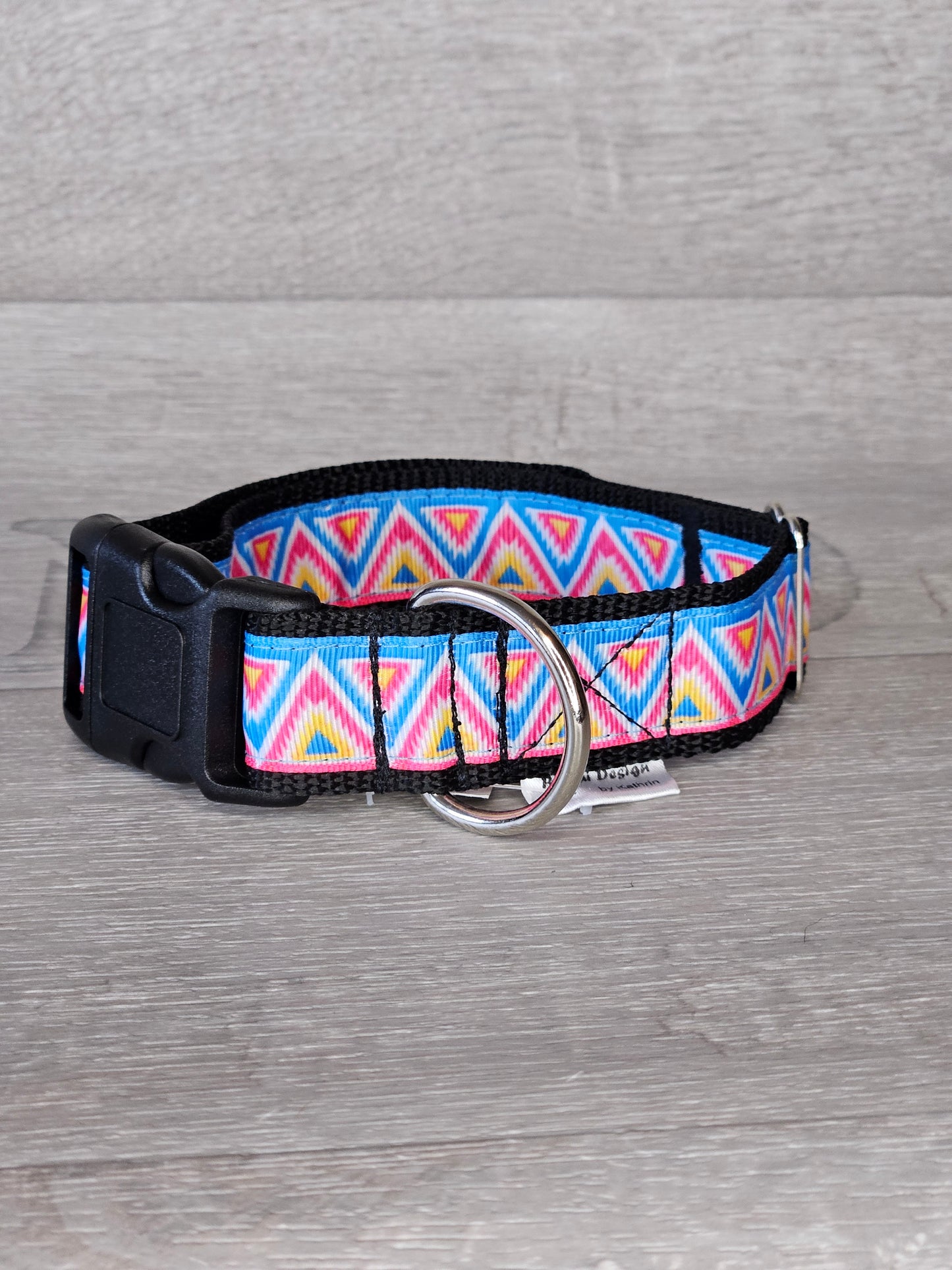 Halsband Pyramide Halsumfang 29-41 cm, mehrfarbig, waschbar, verstellbar, handmade - bacai-design.de