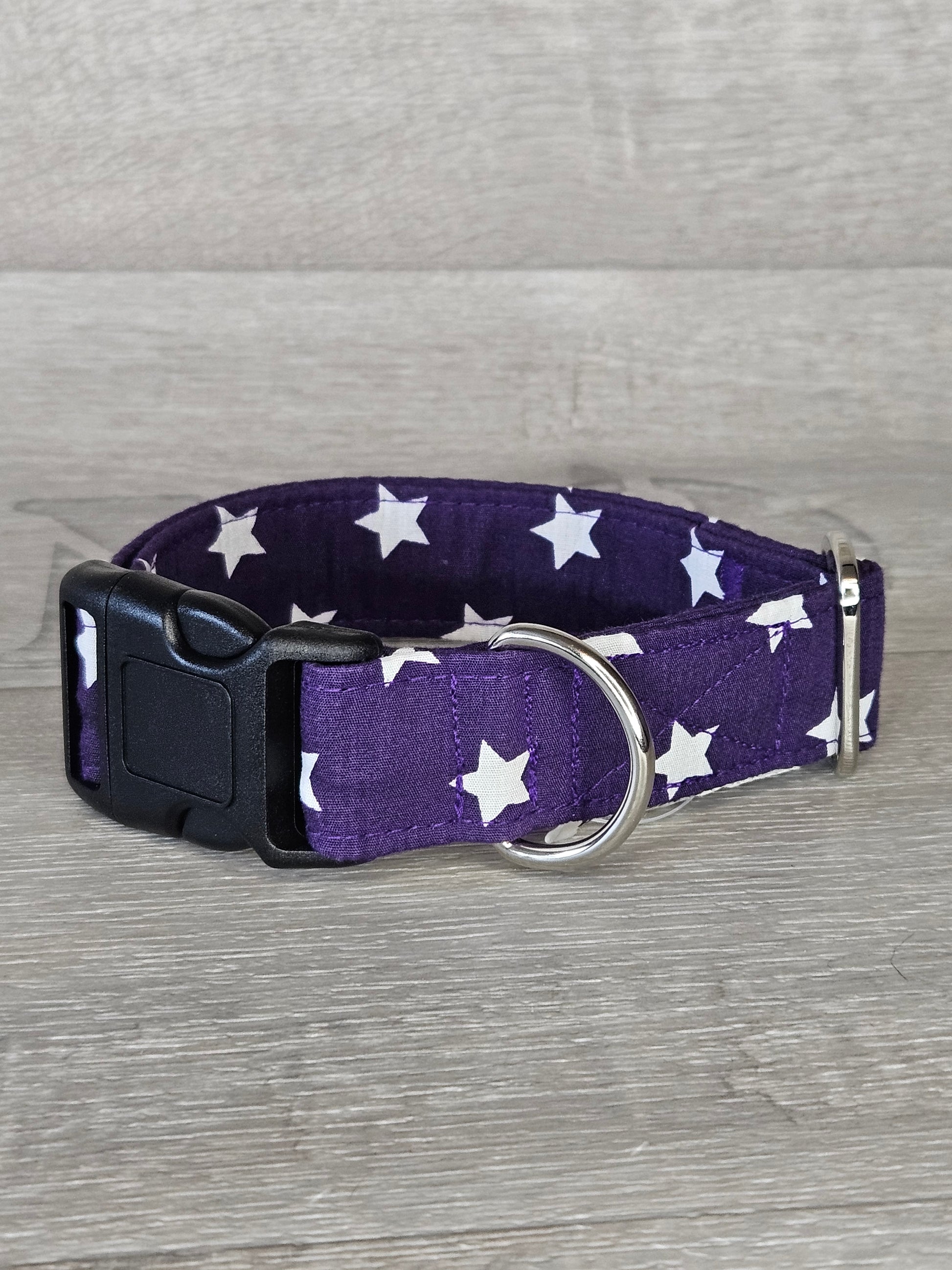 Hundehalsband Kosmos Halsumfang 31-46, lila mit Sternen, waschbar, verstellbar , handmade - bacai-design.de