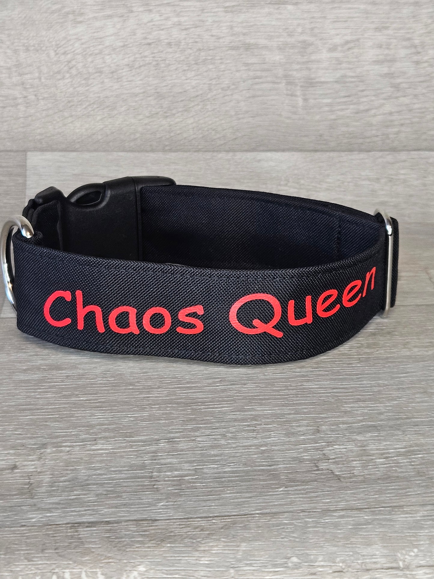 Halsband Chaos Queen Halsumfang 37-56 cm, schwarzer Stoff mit der Aufschrift Chaos Queen, waschbar, verstellbar, handgemacht- bacai-design.de