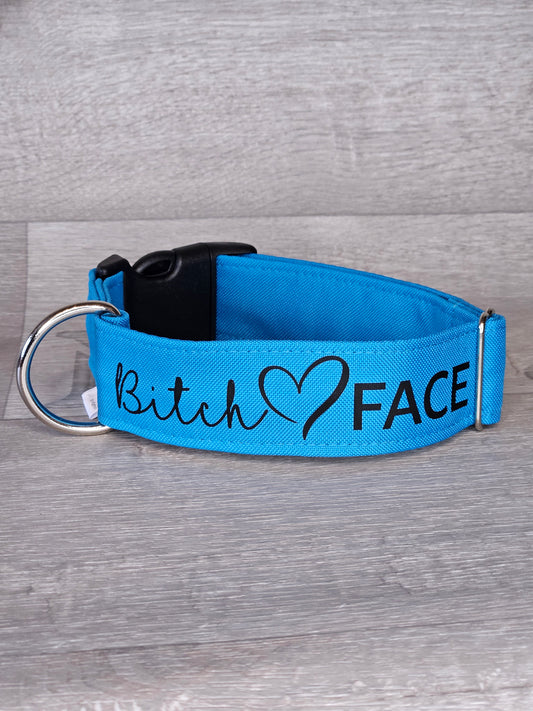 Halsband B*** Deluxe Halsumfang 38-55 cm, blauer Stoff mit Schriftzug BitchFace, waschbar, verstellbar, handgemacht - bacai-design.de
