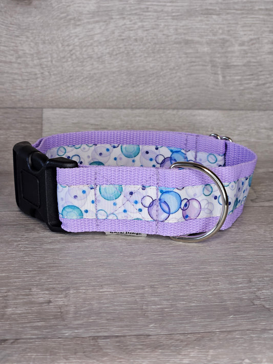 Halsband Blubbert Halsumfang 37-59 cm, lila Stoff mit mehrfarbigen Blasen, verstellbar, waschbar, handgemacht - bacai-design.de