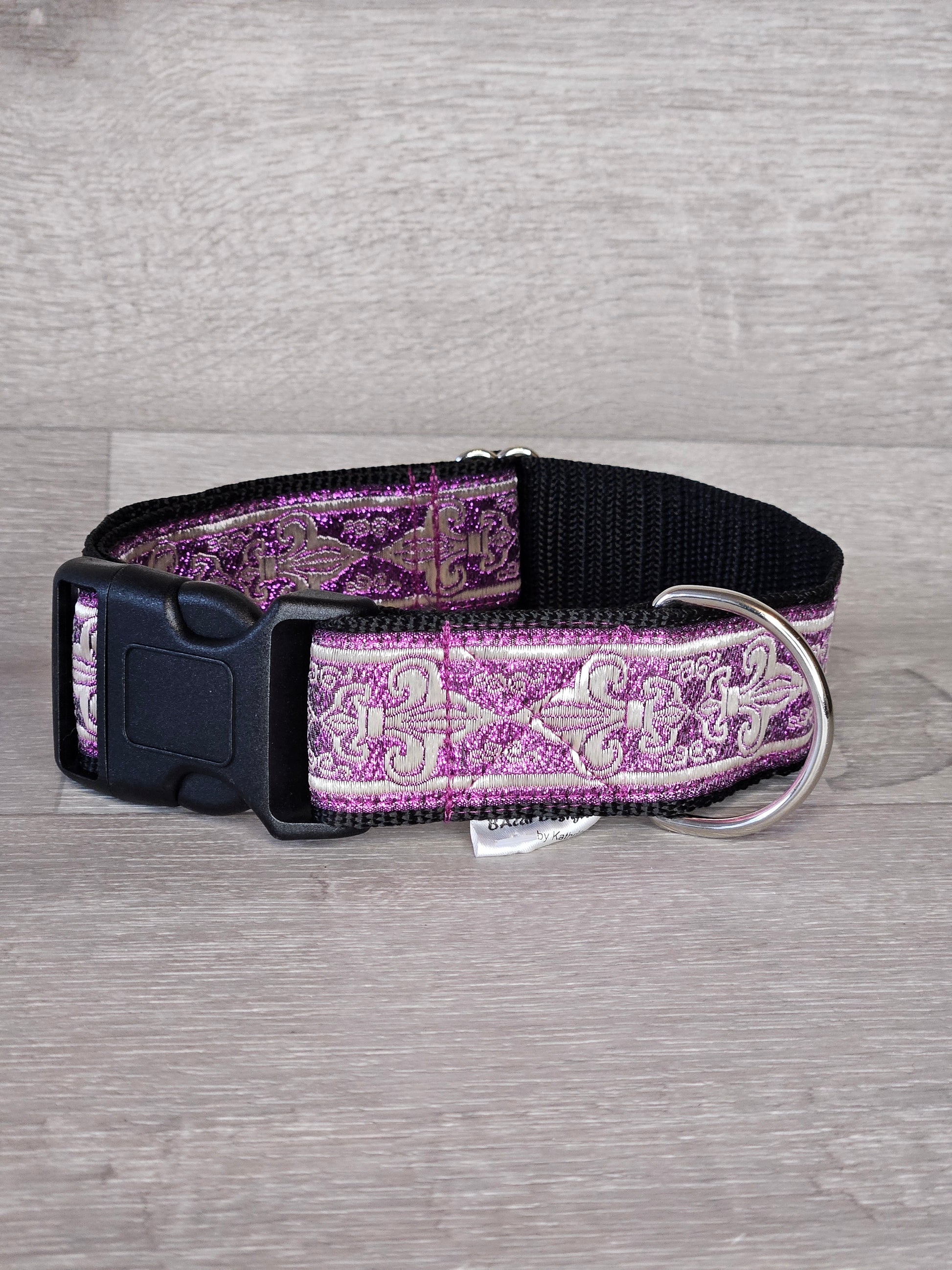 Halsband Fleur de Wuff Halsumfang 35-58 cm, lila Stoff mit schwarzem Rand und orientalischen Motiven in Silber, verstellbar, waschbar, handgemacht - bacai-design.de