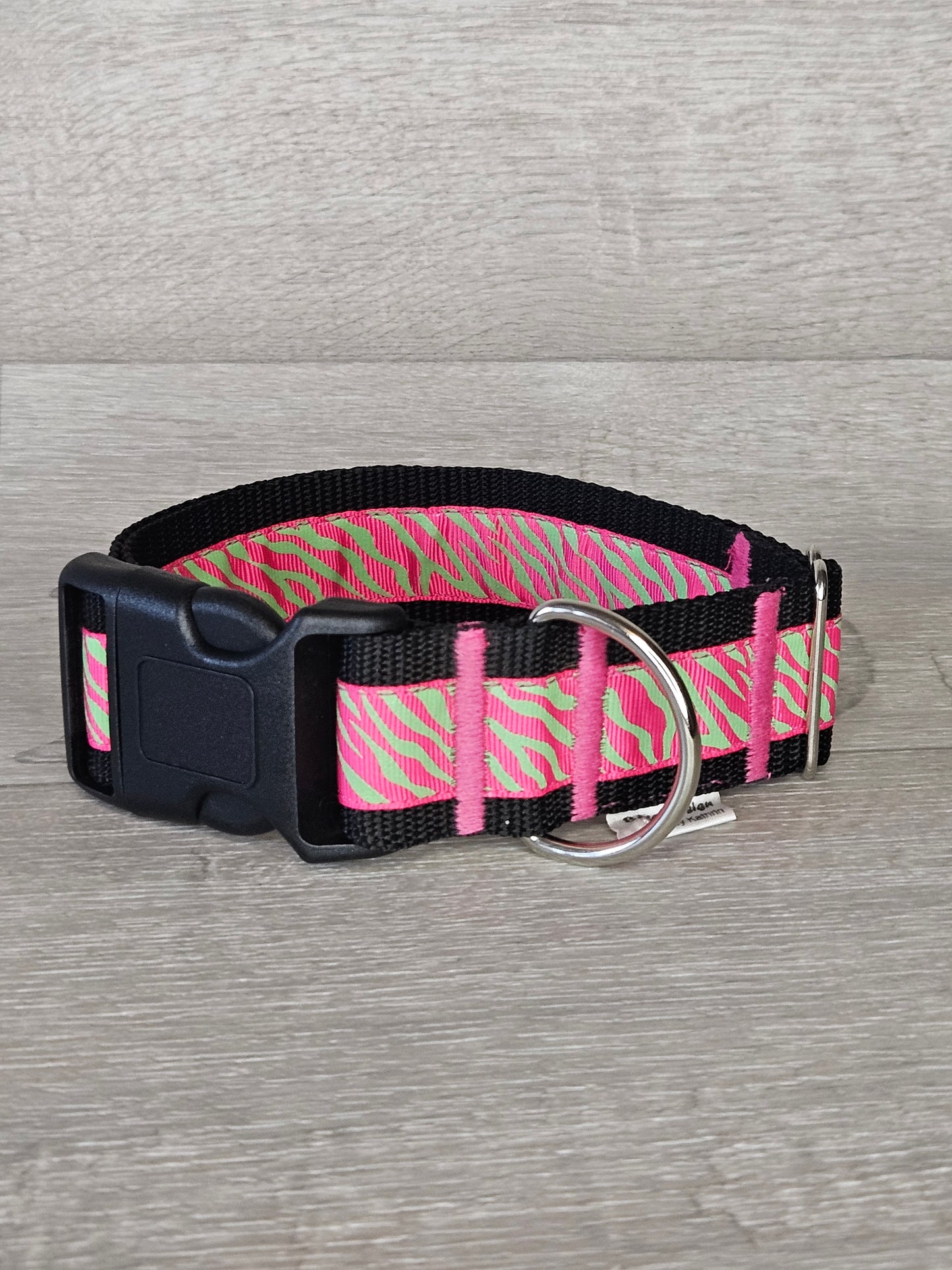 Halsband Zebra-Party Halsumfang 37-62 cm, pink-grünes Zebra Muster mit schwarzem Rand, verstellbar, waschbar, handgemacht - bacai-design.de