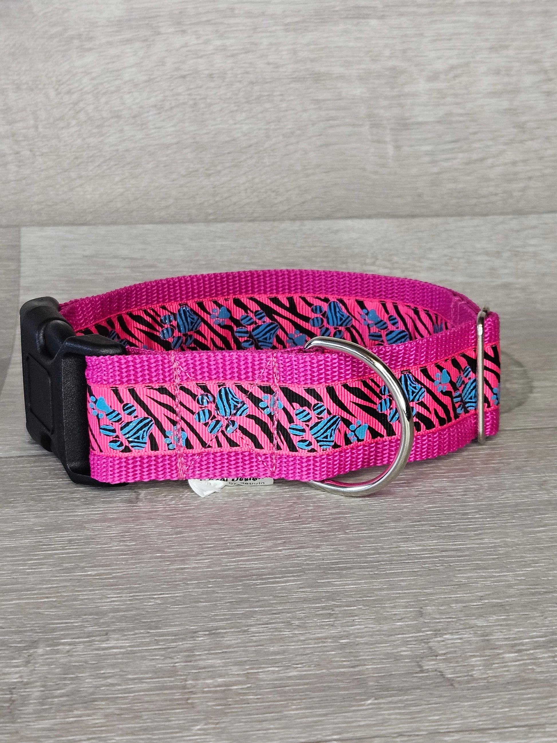 Halsband PawRo Halsumfang 39-58 cm, pink-rosa Stoff mit blauen Pfoten, verstellbar, waschbar, handgemacht- bacai-design.de